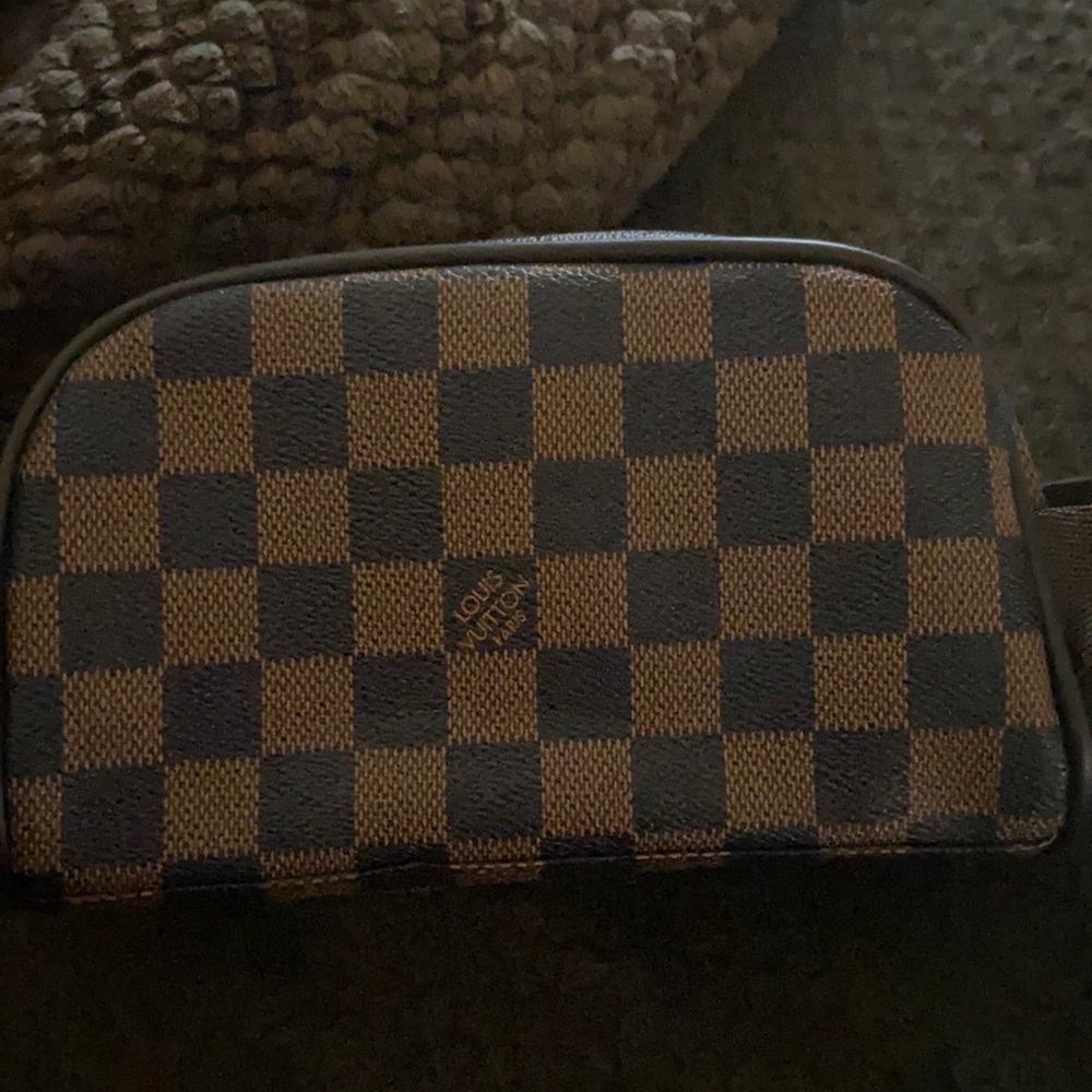 Brand new loius vuitton messenger small bag